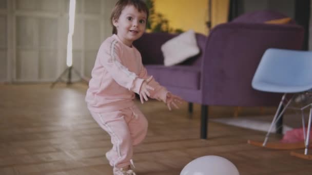 Zwillinge spielen gemeinsam im Haus herum und reiten auf einer Schaukel — Stockvideo