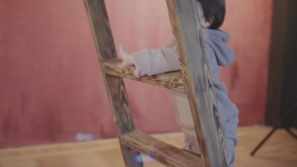 Sisters twins playing together running around the house and climbing the stairs — Stock Video