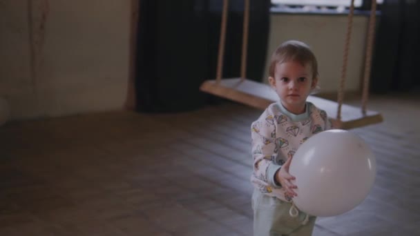 Κοριτσάκι παίζει με μπαλόνι στο σπίτι — Αρχείο Βίντεο