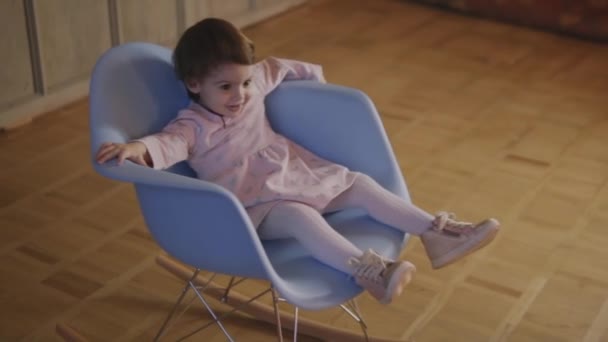 Tweeling zusjes spelen samen rond het huis te rennen en spelen op een stoel — Stockvideo