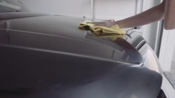 The man polishes the car — Stock Video