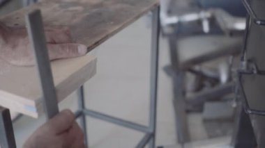 Ev yapımı mobilya metal ve ahşap yapılmış erkekler olun