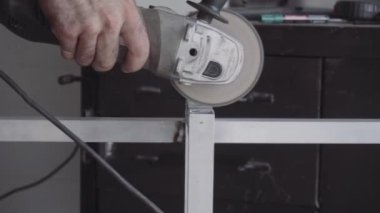 Ev yapımı mobilya metal ve ahşap yapılmış erkekler olun