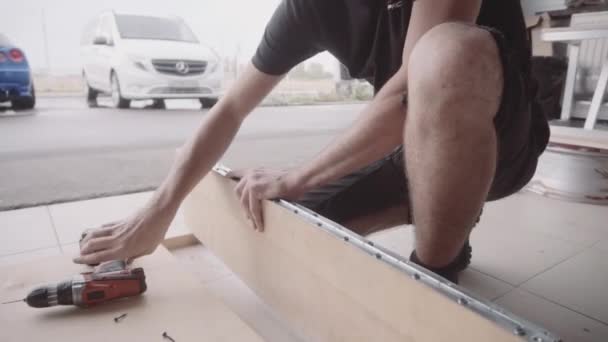 Los hombres hacen muebles caseros de metal y madera — Vídeo de stock