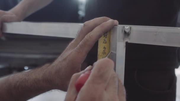 Laki-laki membuat furnitur buatan sendiri terbuat dari logam dan kayu — Stok Video