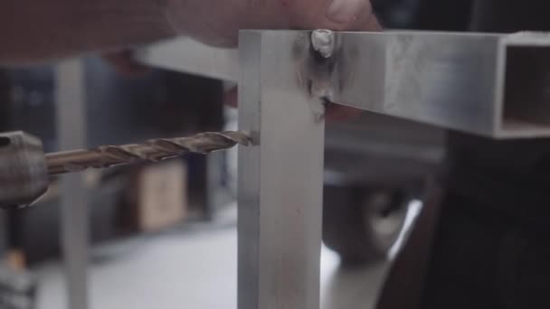Homens fazem móveis caseiros feitos de metal e madeira — Vídeo de Stock