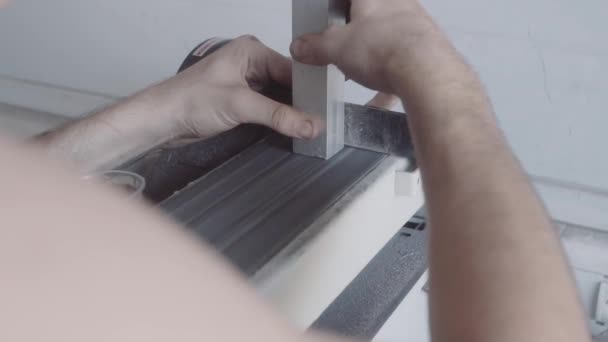 Чоловіки роблять домашні меблі з металу та дерева — стокове відео