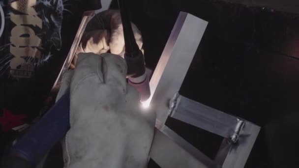 Welding operator in an auto repair shop — Stock Video