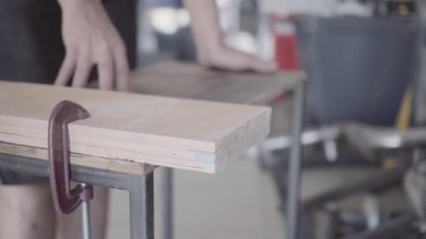 Laki-laki membuat furnitur buatan sendiri terbuat dari logam dan kayu — Stok Video