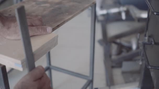 Mężczyzn zrobić domowe meble wykonane z metalu i drewna — Wideo stockowe