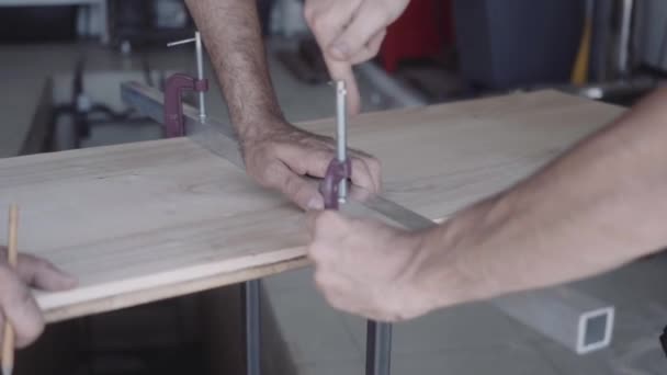 Los hombres hacen muebles caseros de metal y madera — Vídeos de Stock