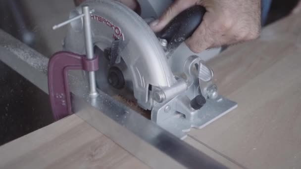 Mannen maken zelfgemaakte meubels gemaakt van metaal en hout — Stockvideo