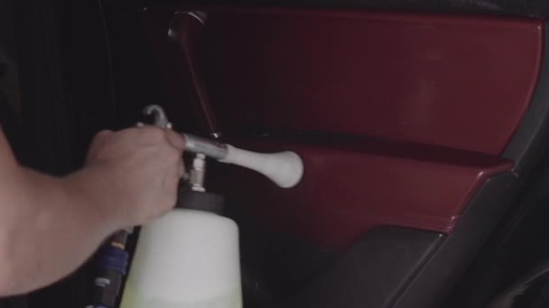 El hombre lava el salón de coches — Vídeo de stock