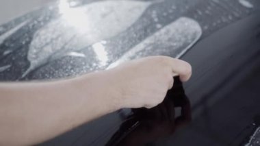 Asıl bir koruyucu tabaka araba yüzeyine uygulanır.