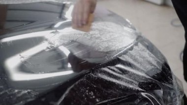 Asıl bir koruyucu tabaka araba yüzeyine uygulanır.