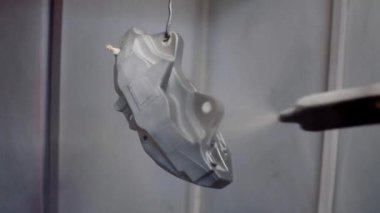 Ressam arabalar ayrıntılarını fren sistemi boyar.