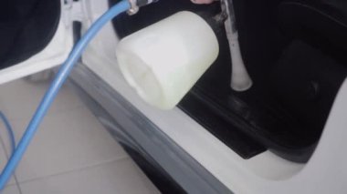 adam araba salon yıkar
