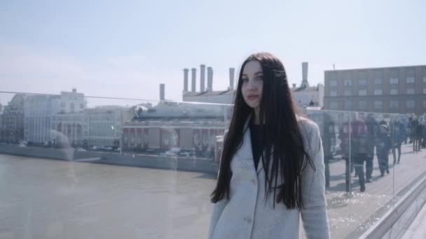 Kız yaya köprüsü yürüyor — Stok video