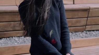 kız içinde amfitiyatro oturuyor