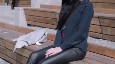 kız içinde amfitiyatro oturuyor