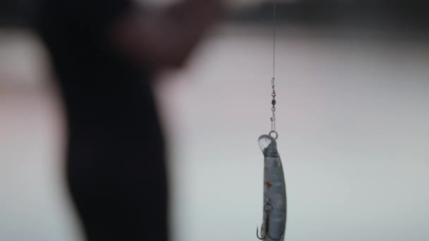 漁師は川に釣り竿をスローします。. — ストック動画