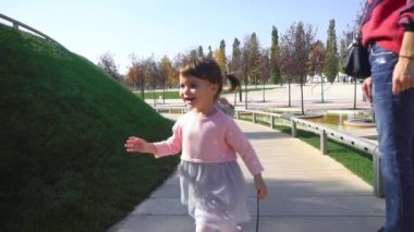 Aile parkta yürüyor.