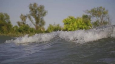 Nehri üzerinde bir tekne bir dalga