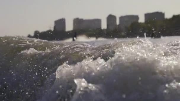 Hombres montan un jetski en un río — Vídeos de Stock