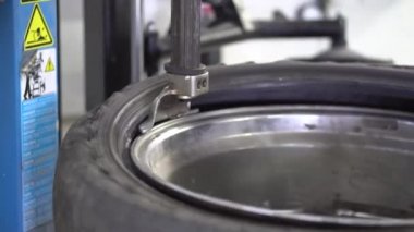 adam lastik araba tekerlek kaldırır.