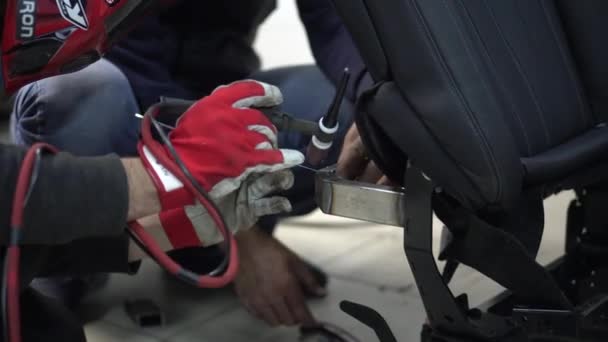 車の座席に溶接機溶接金属フレーム — ストック動画