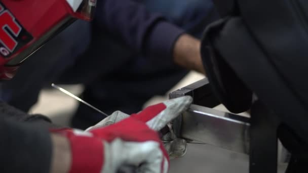 Soldador solda armação de metal para assentos de carro — Vídeo de Stock