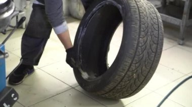 adam lastik araba tekerlek kaldırır.