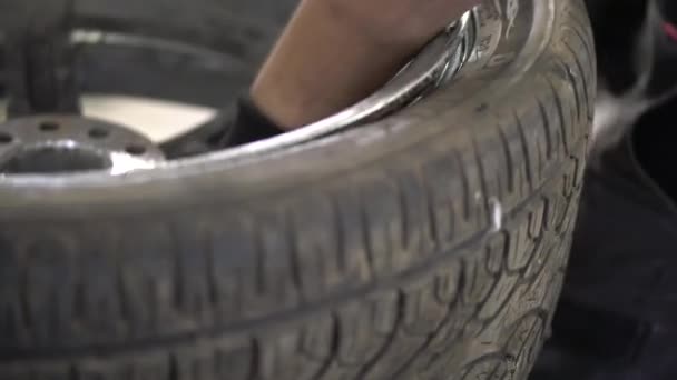 Uomo rimuove la gomma dalla ruota dell'auto — Video Stock