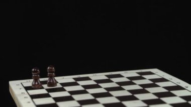 satranç oyunu siyah arka plan üzerine yakın çekim