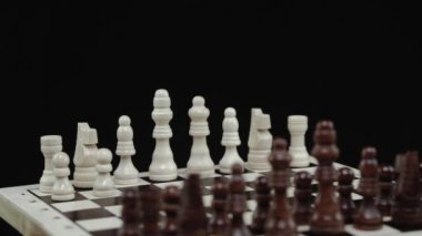 satranç oyunu siyah arka plan üzerine yakın çekim