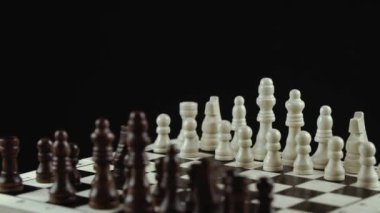 satranç oyunu siyah arka plan üzerine yakın çekim