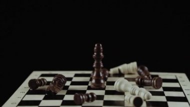 satranç oyunu siyah arka plan üzerine yakın çekim