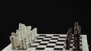 satranç oyunu siyah arka plan üzerine yakın çekim
