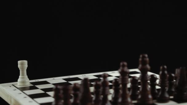 Schachspiel auf schwarzem Hintergrund aus nächster Nähe — Stockvideo