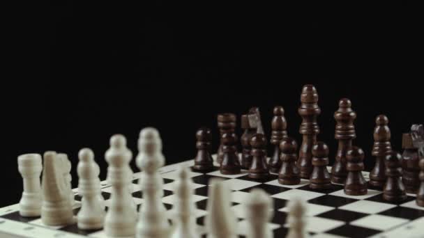 Schachspiel auf schwarzem Hintergrund aus nächster Nähe — Stockvideo