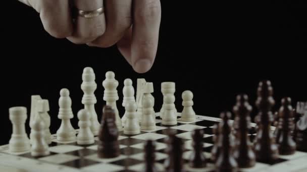 国际象棋游戏上的黑色背景关闭高清 — 图库视频影像