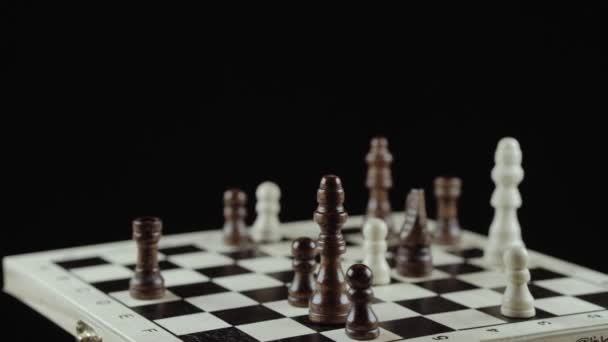 Juego de ajedrez sobre fondo negro de cerca — Vídeo de stock
