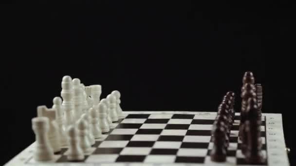 Close-up van schaakspel op zwarte achtergrond — Stockvideo