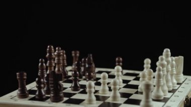 satranç oyunu siyah arka plan üzerine yakın çekim