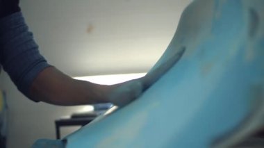 Erkek işçi araba boyama için hazırlanması. Seçici odak.
