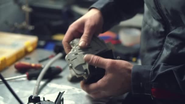 Un mécanicien installe des fermetures de porte dans une serrure de voiture — Video