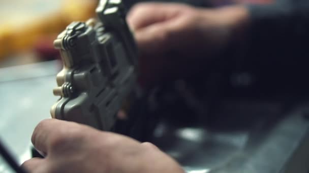 Un mecánico instala cierres de puertas en una cerradura de coche — Vídeos de Stock