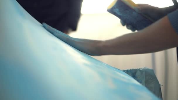 Hombre trabajador preparando coche para la pintura. Enfoque selectivo . — Vídeo de stock