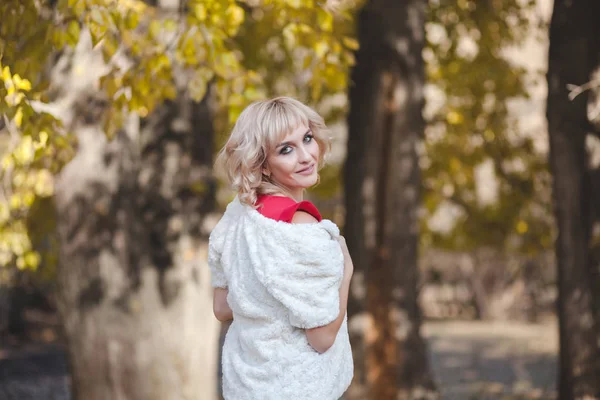 Portret Mooi Meisje Blond Herfst Bos — Stockfoto