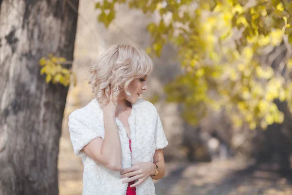 Portrait Belle Fille Blonde Dans Forêt Automne — Photo